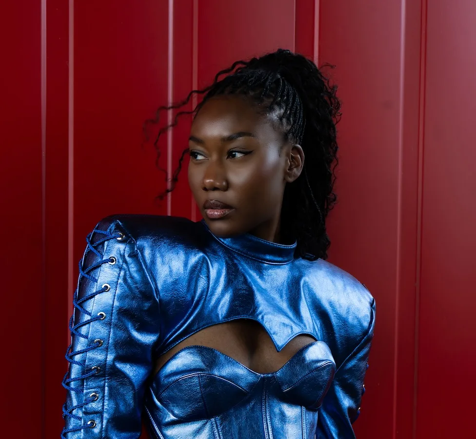 Frau in einem blau-metallicfarbenen Korsett